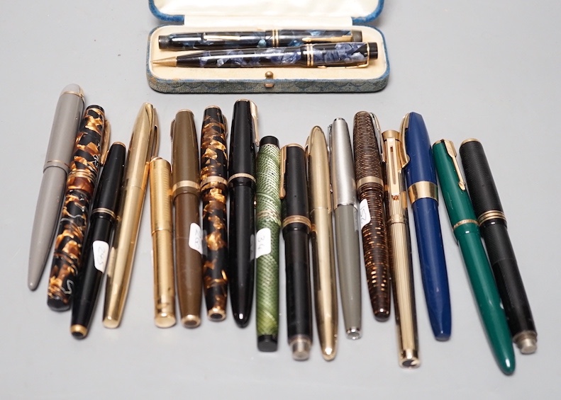 A quantity of fountain pens, 19 in total.